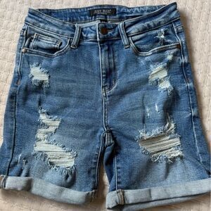 Judy Blue distressed cuffed jean shorts size M‎